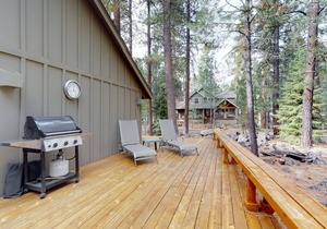 Alpine haven with wood fireplace & access to pool & hot tub in Black Butte Ranch