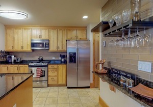 Downtown lakefront luxury condo w/patio & shared hot tub/pool in Sandpoint