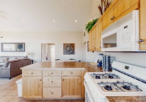 Family-Friendly Home with Shared Seasonal Hot Tub and Pool and Mountain Views in Moab