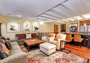 Fasching Haus Unit 9, Deluxe Condo w/A/C in the living area, 2 Blocks to Downtown Aspen in Aspen