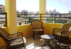 Modern 1-Bedroom Apartment with Private Balcony Fast Wi-Fi Free Parking