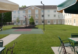 Queen Studio | 24-Hour Business Center, Fitness Center + Free Daily Breakfast in Mayfield Heights