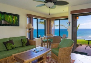 Views, romantic and private with king bed, ground floor convenience in Princeville