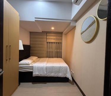 Bonifacio Global City House | 3 Bedroom Executive Suite Room with Excellent View of the City Skyline