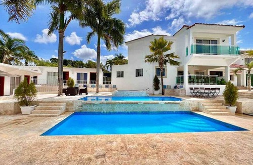 Sosua Villa | 12BR Party Villa: Pool, Private Basketball Court & Billiard!