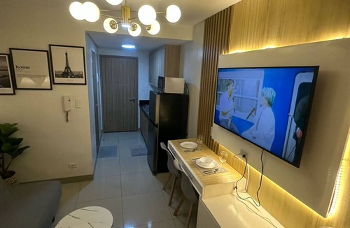 Barangay 76 Condo | 18 minutes walk from SMX Convention Center and 1 mile from Mall of Asia.