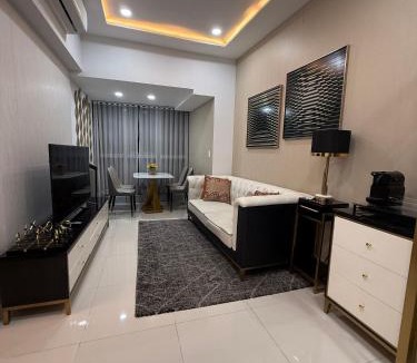 Bonifacio Global City House | 3 Bedroom Executive Suite Room with Excellent View of the City Skyline