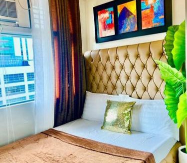 Alabang Apartment | 300 Mbps WiFi - 55 inch SMART TV - Alabang condo near Bellevue Hotel Filinvest City