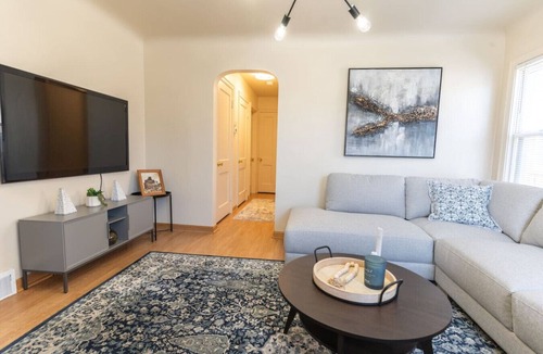 Dearborn House | 4 Bedroom 2 and a half bath that Sleeps 8 Near it all Ford Telegraph