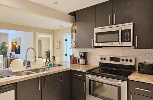 River Oaks House | 4 bedroom, 2 bath, king bed, near FTL marine center & Port Everglades