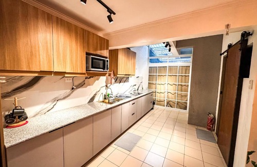 Talon Dos House | 4 Bedroom with Garage up to 12 Guests - near Airport walking distance to stores and restaurants