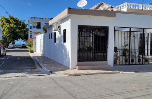 Barrio Acapulco Apartment | #4 cozy Queen bed apartment in charming Río San Juan with AC, WiFi, rooftop pool