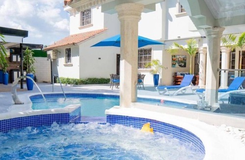 Vista Hermosa Villa | 5 bed 5 bath Mansion in phenomenal Santo Dg Este with AC, EV WiFi and Bar Pool