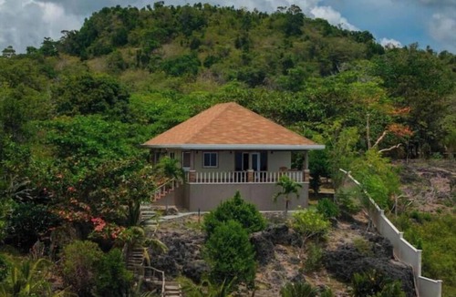 Lazi House | 6-bedroom bungalow in delightful Lazi with AC