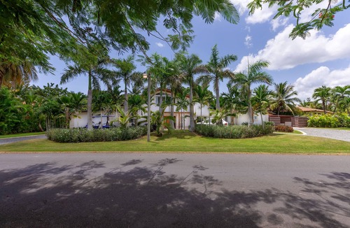 Los Lagos Villa | 6 BR - FULL AC- CHEF & FULL STAFF- 3 GOLF CARTS - STEPS TO BEACH