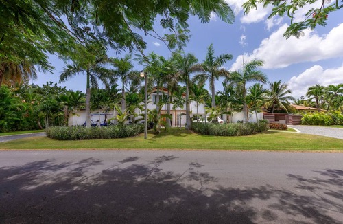 Los Lagos Villa | 6 BR - FULL AC- CHEF & FULL STAFF- 3 GOLF CARTS - STEPS TO BEACH
