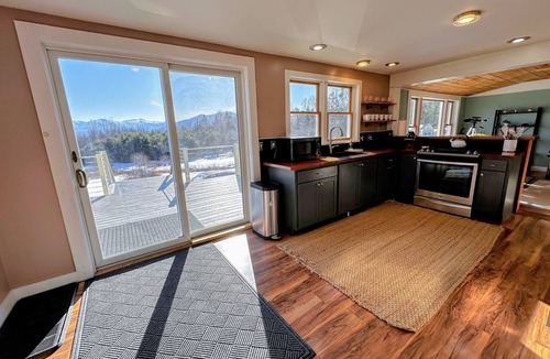 Whitefield House | 64J Stunning sunsets, just 20 mins to Bretton Woods. Hot Tub, Foosball, AC, dog friendly!