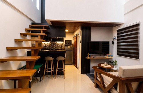Santa Cruz House | Affordable Luxury Loft Style Netflix Fast Wifi FreeParking Sta. Cruz Laguna