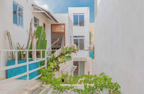 Zona Colonial Apartment | Anacaona Studio with ensuite bath, fully equipped kitchenette, and garden views.