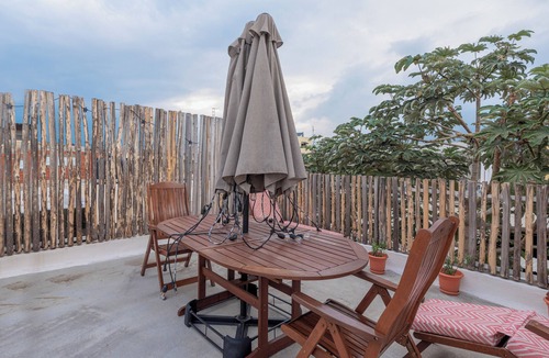 Zona Colonial Apartment | Anacaona Studio with ensuite bath, fully equipped kitchenette, and garden views.