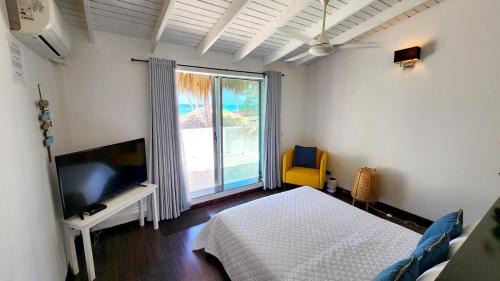 La Iglesia House | BEACH FRONT 3 Bedroom Villa with Pool Sleeps 7