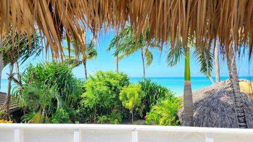 La Iglesia House | BEACH FRONT 3 Bedroom Villa with Pool Sleeps 7