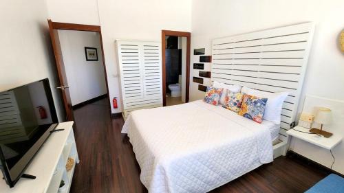 La Iglesia House | BEACH FRONT 3 Bedroom Villa with Pool Sleeps 7
