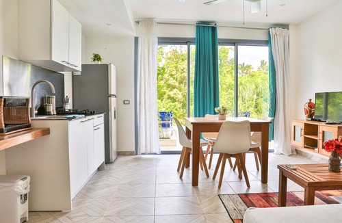 El Callejon Apartment | Beachfront Apartment/Pool/Patio/Tropical Views/Elevated