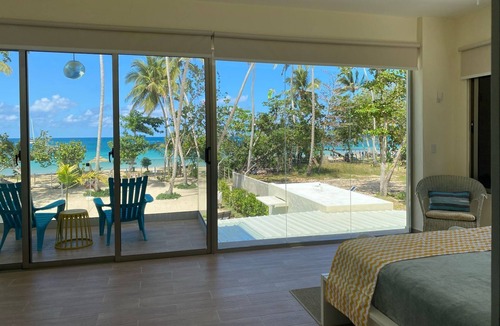 El Limon House | Beachfront Villa perfect for a family getaway! Pet-friendly + services.