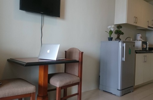 Makati Central Business District Apartment | Beautiful 1BR condo with Balcony & Wi-Fi