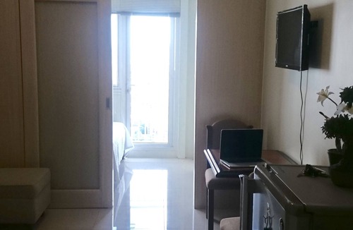 Makati Central Business District Apartment | Beautiful 1BR condo with Balcony & Wi-Fi