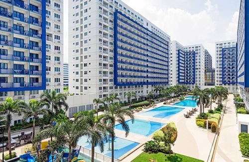 Barangay 76 Condo | Best Condo w/balcony near MOA seaside, huge pools, internet, A/C and security.