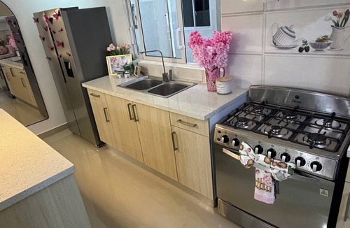 Mendoza Apartment | Bienvenido a tu hogar a tan solo 15 minios de aeropuerto 3 habitaciones 3 baños.