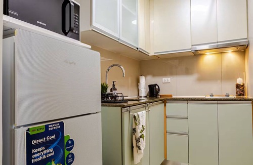 Legazpi Village Condo | BNEW! Cozy 1-BR Studio in High End Makati with Pool, Gym, Jacuzzi, Sauna