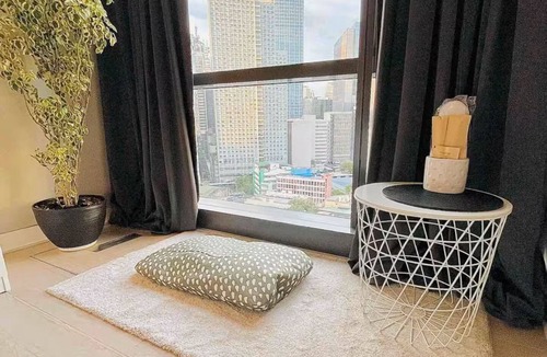Legazpi Village Condo | BNEW! Cozy 1-BR Studio in High End Makati with Pool, Gym, Jacuzzi, Sauna