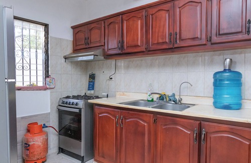 La Vega House | Carnival-Inspired Retreat with Valley Views – La Vega, DR