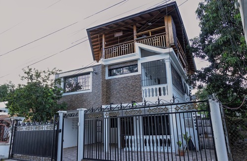 La Vega House | Carnival-Inspired Retreat with Valley Views – La Vega, DR