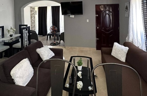 Payita House | Casa Linda: 10 Mins to Beach and lagoon with AC and Free Parking