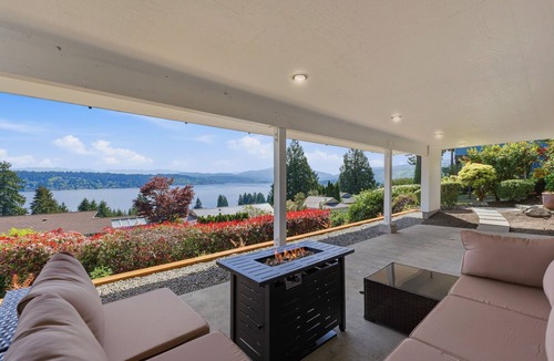East Lake Hills House | Cascade Views on Lake Sammamish