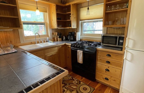 Crested Butte House | Centrally located, Quiet Neighborhood, 3 Minute Walk to Restaurants and Shops ✨