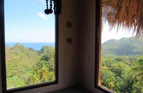 Puerto Bahia House | Charming 2-bedroom farmhouse in enchanting El Limón with WiFi