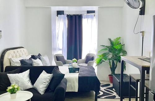 South Triangle Condo | Charming condo in Quezon City with wifi and cool AC for your stay