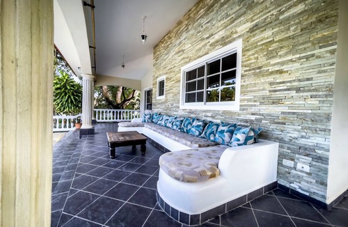 Urbanizacion Tavarez Villa | Cheerful villa with pool minutes from city center. Only 10 mins away from POP