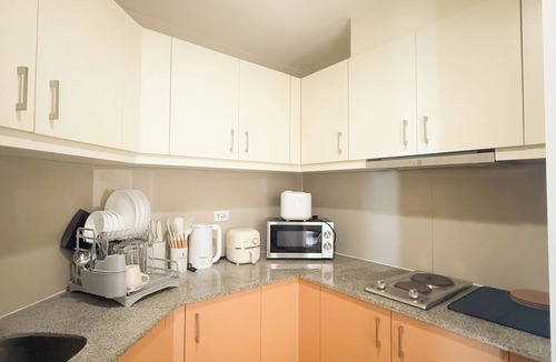 Bonifacio Global City Condo | Chic & Comfy BGC Condo w/Balcony Retreat