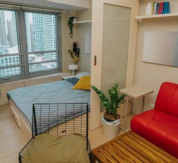 Bagumbayan Apartment | Chic Eastwood Studio w Pool Access, 55inch TV and Wifi