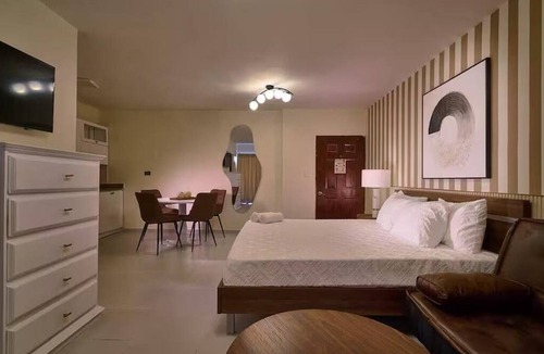 La Arboleda Hotel | Chic King Suite Bright Private Balcony