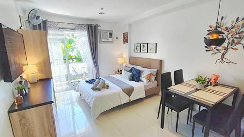 Jaro Apartment | CityCondo, 2nd Floor, 30 sqm, near CPU, balcony and parkview, Fiber-WLAN 62Mbts, Netflix, YouTube, free parking