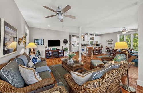 Isle of Palms House | CLASSIC and Cozy IOP Beach Home, Family-Friendly, Walk to Marina!