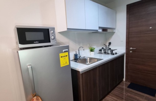 Legazpi Village House | Clean, Comfy and Convenient condo in Makati