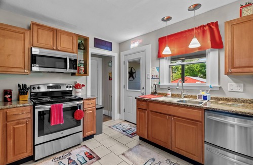 Pacific Cottage | Coca Cola Cottage-Stay & Play Near Purina Farms w/private Pet Friendly back yard